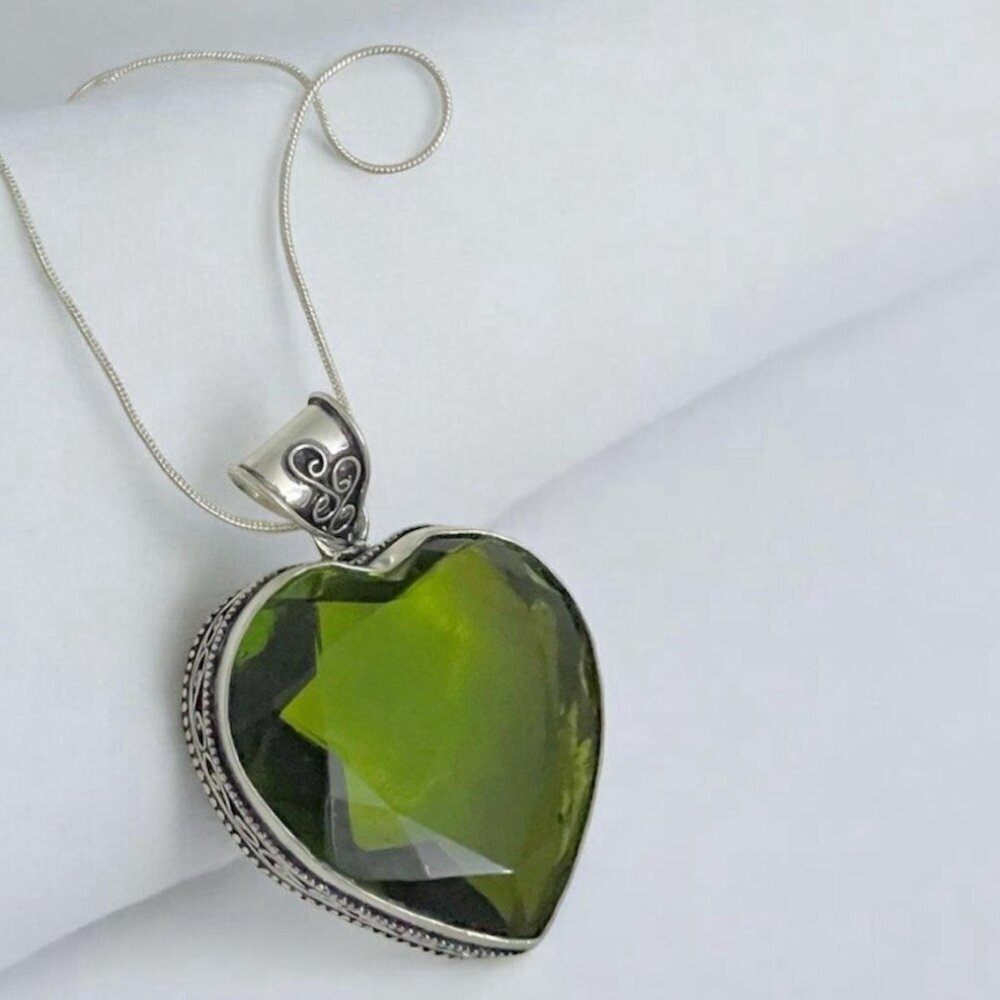 925 Sterling Silver Gemstone Peridot Heart Necklace Pendant Womens Jewelry
